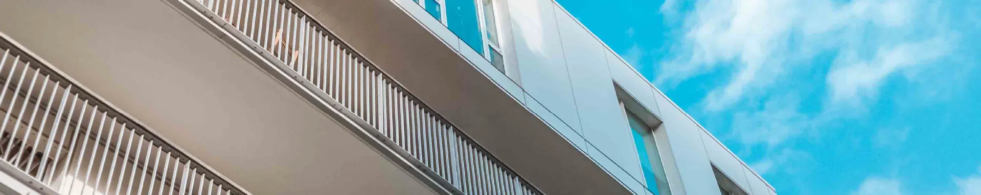 青空の下の建物