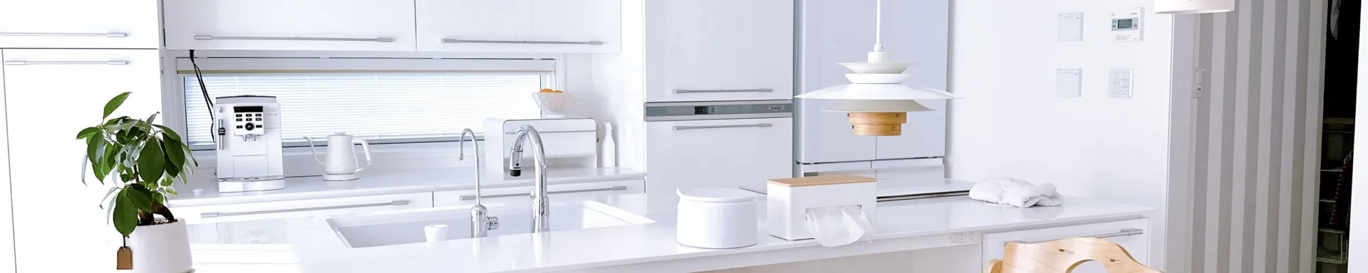 白基調のキッチン