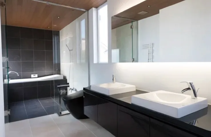 シックな雰囲気の浴室と広い洗面スペース